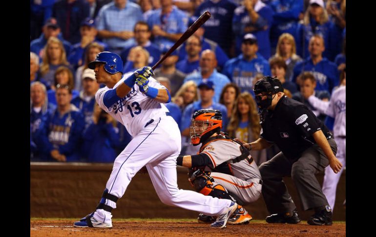 Salvador Pérez (#13) de los Reales de Kansas City impulsó dos careras en la sexta entrada. AFP / D. Vishwanat