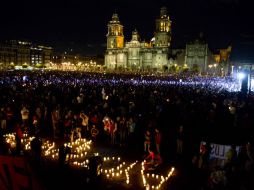 Padres de los desaparecidos encabezaron la manifestación en la Ciudad de México, a la cual se unieron más de 15 mil personas. EFE / E. Verdugo