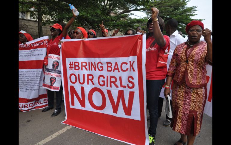 Manifestantes en Nigeria exigen a las autoridades que les regresen a las niñas y mujeres secuestradas por el grupo extremista. AP / ARCHIVO