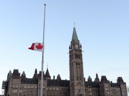 La bandera canadiense ondea a media asta en el Parlamento como señal de duelo por la muerte del soldado tras el ataque. AP / S. Kilpatrick