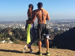 Ambos se ven de espaldas abrazándose mientras observan una vista panorámica de Los Ángeles. INSTAGRAM / @eizagonzalez