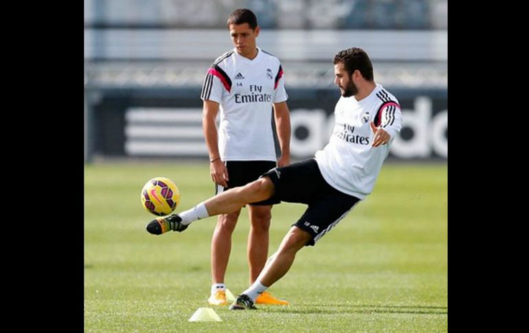 El jugador mexicano iniciaría en la banca el duelo contra los catalanes. TWITTER / @RealMadrid