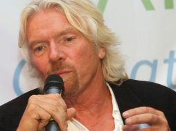 Richard Branson quiere seguir aterrizando nuevos negocios en México, a menos de un año de introducir su telefonía. AFP / ARCHIVO