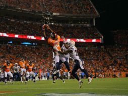 Emmanuel Sanders (10) atrapa uno de los tres pases de anotación que recibió por parte de Peyton Manning (18) ante San Diego. AFP / J. Edmonds