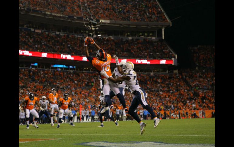 Emmanuel Sanders (10) atrapa uno de los tres pases de anotación que recibió por parte de Peyton Manning (18) ante San Diego. AFP / J. Edmonds