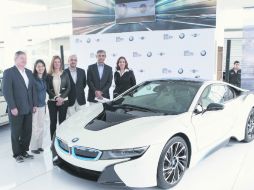 El equipo, encabezado por el director de BMW México, Helder Boavida (segundo de derecha a izquierda), celebró 20 años en nuestro país. ESPECIAL / BMW de México