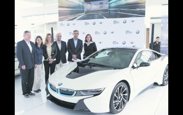 El equipo, encabezado por el director de BMW México, Helder Boavida (segundo de derecha a izquierda), celebró 20 años en nuestro país. ESPECIAL / BMW de México