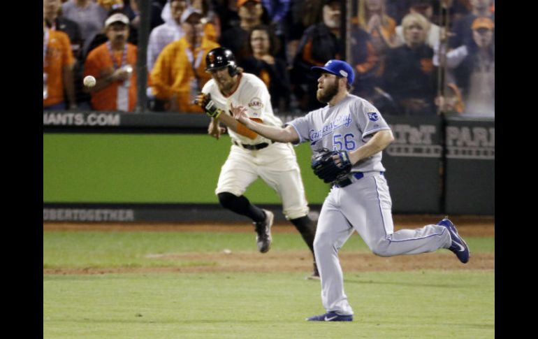 Greg Holland, de Kansas, tira a primera  para dejar fuera a Hunter Pence, de los Gigantes,  para el último out del juego. AP / C. Riedel