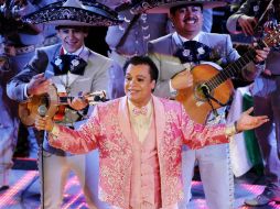 Juan Gabriel se mostró ágil y muy seductor en el escenario del Palenque. EL INFORMADOR / E. Barrera