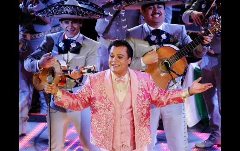 Juan Gabriel se mostró ágil y muy seductor en el escenario del Palenque. EL INFORMADOR / E. Barrera