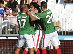 Los jugadores del Athletic celebran el gol marcado ante el Almería, por su compañero Xabier Etxeita. EFE / C. Barba