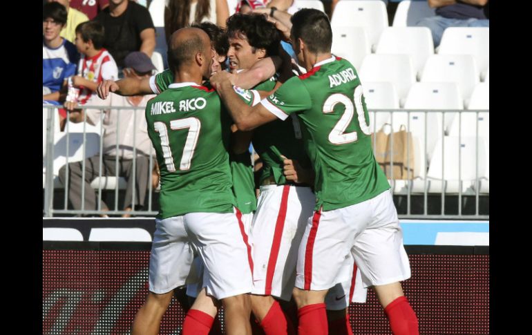 Los jugadores del Athletic celebran el gol marcado ante el Almería, por su compañero Xabier Etxeita. EFE / C. Barba