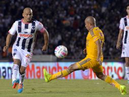 El jugador de Monterrey, Humberto Suazo (i) disputa el balón con Egidio Arévalo de Tigres (d). EFE / M. Sierra