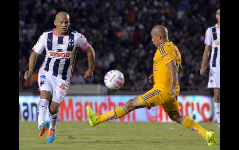 El jugador de Monterrey, Humberto Suazo (i) disputa el balón con Egidio Arévalo de Tigres (d). EFE / M. Sierra