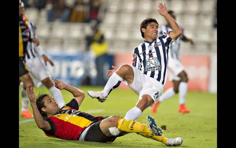 Los de la UdeG jugaron al filo de la navaja en casi todas las entradas, en algunas ocasiones mostraron fuerza desmedida. MEXSPORT / R. Domínguez