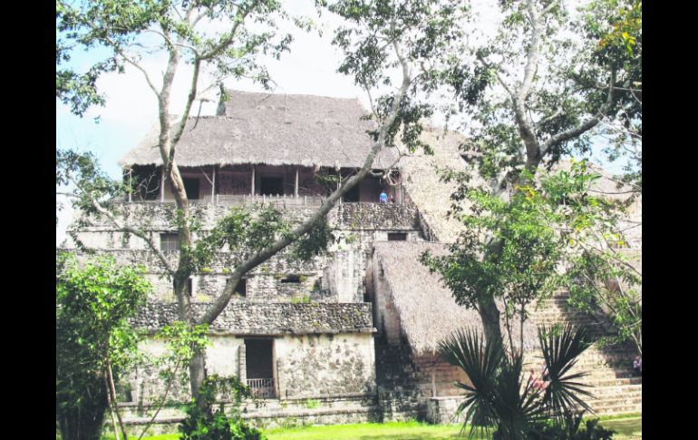 Una bien provista palapa sobre las sólidas construcciones, protege las frágiles esculturas de la cima. EL INFORMADOR / P. Fernández