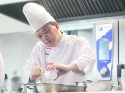 El chef Wong Wai Seng se encargó de dar una clase de cocina en las instalaciones de la Universidad Panamericana. EL INFORMADOR / A. Hinojosa