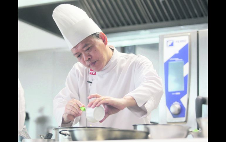 El chef Wong Wai Seng se encargó de dar una clase de cocina en las instalaciones de la Universidad Panamericana. EL INFORMADOR / A. Hinojosa