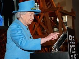 En 1976, la Reina Isabel envió su primer correo electrónico. Este viernes, mandó su primer tuit a través de un iPad. AFP / ARCHIVO