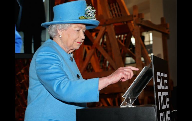 En 1976, la Reina Isabel envió su primer correo electrónico. Este viernes, mandó su primer tuit a través de un iPad. AFP / ARCHIVO