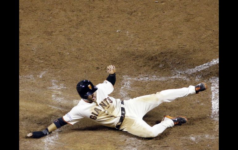 Gregor Blanco, de los Gigantes de San Francisco, anota en el séptimo inning. AP / D. Phillip