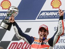 Marc Márquez consolida su duodécima victoria de la temporada, por delante de Valentino Rossi y Jorge Lorenzo. EFE / A. Rahim