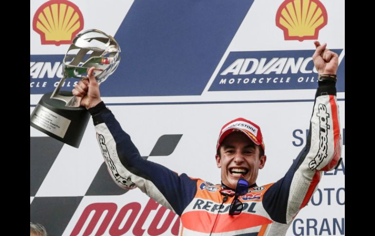 Marc Márquez consolida su duodécima victoria de la temporada, por delante de Valentino Rossi y Jorge Lorenzo. EFE / A. Rahim