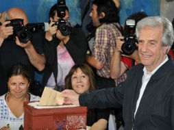 El candidato del partido Frente Amplio, Tabaré Vázquez emite su voto. AFP / G. Legaria