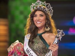 Wendolly Esparza recibe su cetro y corona de la saliente reina, Josselyn Garciglia. NTX / ESPECIAL