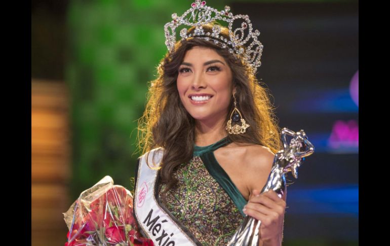 Wendolly Esparza recibe su cetro y corona de la saliente reina, Josselyn Garciglia. NTX / ESPECIAL