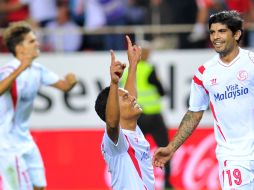 El colombiano Carlos Bacca (c) anota el gol del triunfo al transformar un penal cometido por Giovani Dos Santos. AFP / C. Quicler