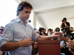 El candidato a la presidencia de Uruguay por el Partido Nacional, Luis Lacalle Pou, emite su voto en Montevideo. EFE / D. Puig