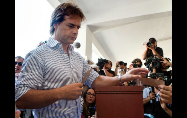 El candidato a la presidencia de Uruguay por el Partido Nacional, Luis Lacalle Pou, emite su voto en Montevideo. EFE / D. Puig