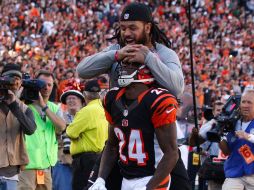 Adam Jones logró una intercepción en el tercer cuarto y así lo felicitaron. AFP / J. Grieshop