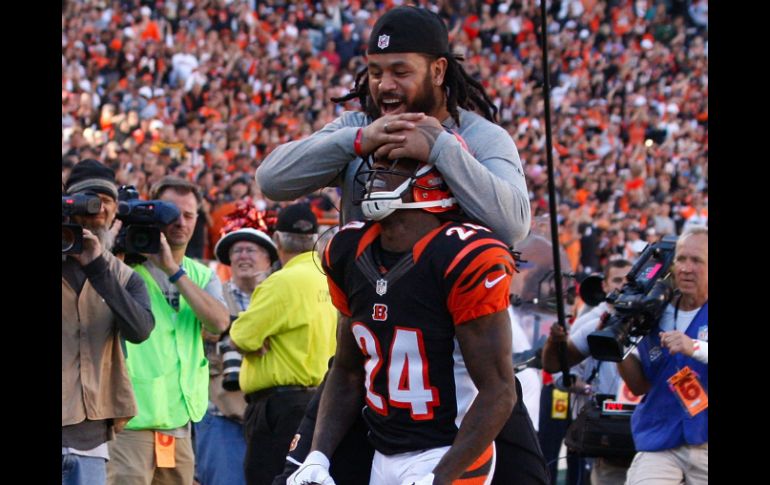 Adam Jones logró una intercepción en el tercer cuarto y así lo felicitaron. AFP / J. Grieshop