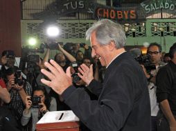 El candidato del Frente Amplio vota en Montevideo, durante los gobiernos izquierdistas mejoraron los salarios y se redujo la pobreza. AFP / M. Rojo