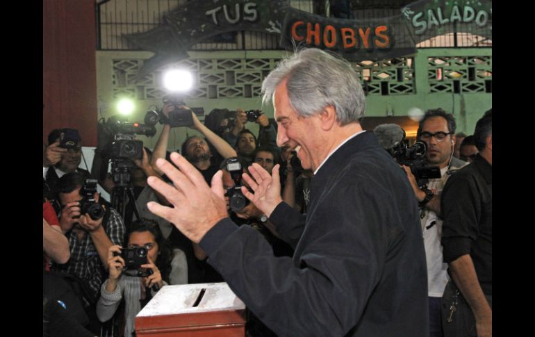 El candidato del Frente Amplio vota en Montevideo, durante los gobiernos izquierdistas mejoraron los salarios y se redujo la pobreza. AFP / M. Rojo