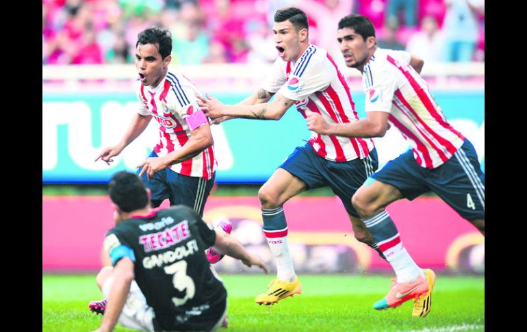 Rompe el maleficio. Omar Bravo, que no marcaba desde febrero pasado, marcó un doblete ayer ante Tijuana. MEXSPORT / A. Macías