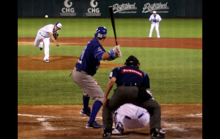 La ofensiva de Yaquis no pudo ser doblegada por el trabajo del pitcher Juan Salvador Delgadillo. EL INFORMADOR / A. Hinojosa