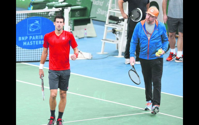 Con un verdadero maestro. Novak Djokovic (izq.) es entrenado por el alemán ex número uno mundial, Boris Becker (der.), de 46 años. AFP / M. Medina