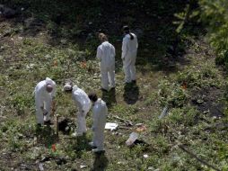 Forenses buscan restos humanos en una de las fosas clandestinas cerca de Cocula, Guerrero. AFP / R. Blackwell