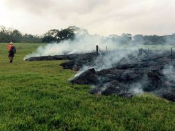 La lava crujía y emanaba humo a medida que avanzaba hacia el pueblo. AP /