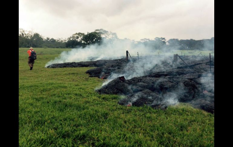 La lava crujía y emanaba humo a medida que avanzaba hacia el pueblo. AP /