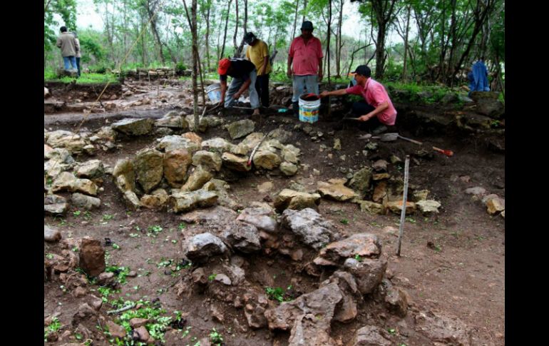 Especialistas del INAH laboran en una superficie de la ciudad de Mérida. NTX / INAH