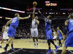 Tim Duncan, de los Spurs, hizo su 14vo 'doble doble' en un partido inaugural de una campaña. AP / E. Gay