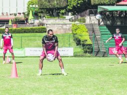 Edgar Castillo (centro) disfruta del entrenamiento en el Club Atlas Colomos. Medina (izq) y Leite (der) participan en la práctica. EL INFORMADOR / A. Hernández