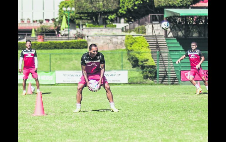 Edgar Castillo (centro) disfruta del entrenamiento en el Club Atlas Colomos. Medina (izq) y Leite (der) participan en la práctica. EL INFORMADOR / A. Hernández