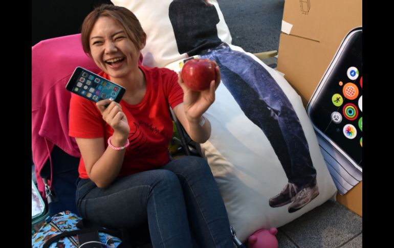 Tras tener los equipos durante cierto tiempo en el bolsillo del pantalón, el tinte de los mismos se transfiere a los 'smartphones'. AFP / ARCHIVO