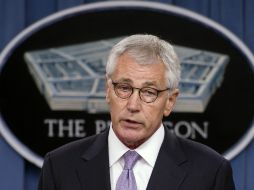 El secretario de Defensa, Chuck Hagel, firma la orden que establece ''observación controlada'' durante 21 días para militares. AP / C. Owen