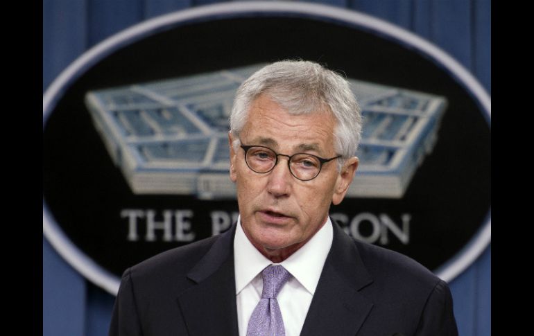 El secretario de Defensa, Chuck Hagel, firma la orden que establece ''observación controlada'' durante 21 días para militares. AP / C. Owen